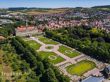 Schloss Weikersheim mit Luftaufnahme Schlossgarten (Weikersheim/Liebliches Taubertal)