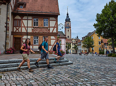 Wanderer vor dem Schloss in Tauberbischofsheim (Tauberbischofsheim/Liebliches Taubertal)