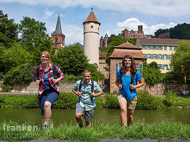 Wanderer vor dem Kittsteintor an der Tauber in Wertheim (Wertheim/Liebliches Taubertal)