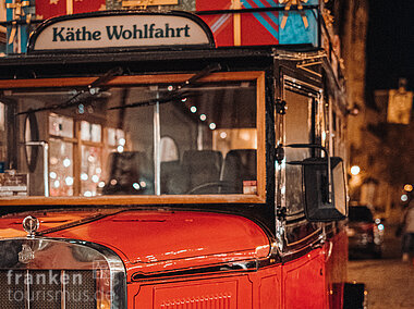 rothenburg_311_romantisches-franken_rothenburg-odt_kaethe-wohlfahrt-historisches-auto-mit-geschenken.jpg