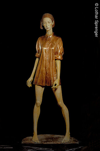 Skulptur mit dem Titel " Frau mit Hemd" von Malgorzata Chodakowska