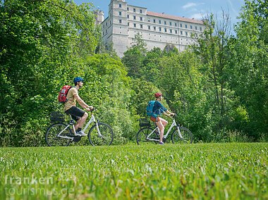 Radler vor Willibaldsburg auf dem Altmühltal-Radweg (Eichstätt/Naturpark Altmühltal)