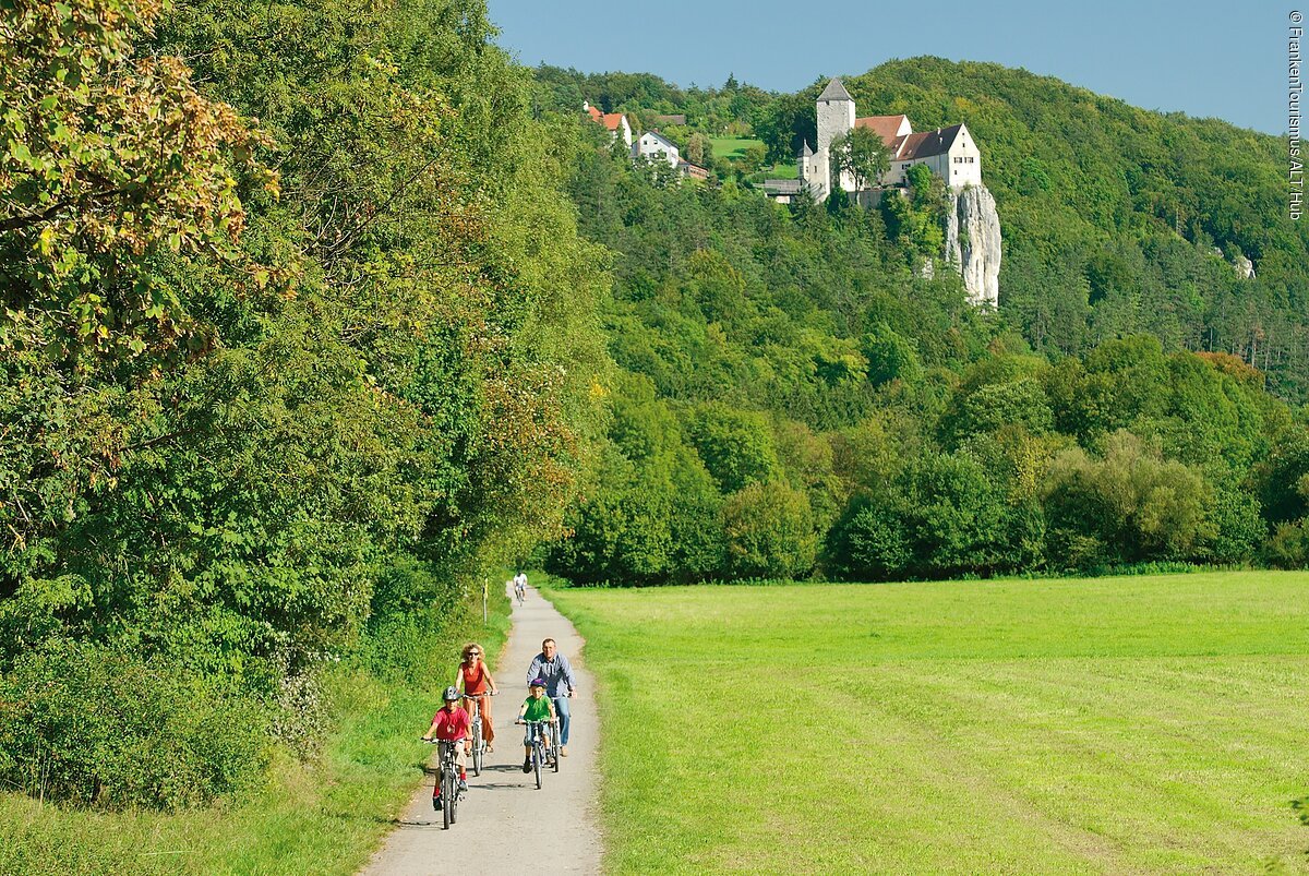 Radler vor Burg Prunn (Riedenburg, Naturpark Altmühltal) Radler vor Burg Prunn