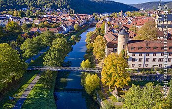Die Tauber bei Wertheim Luftaufnahme Wertheim mit Fluss, Brücken, Bäumen und historischen Gebäuden.