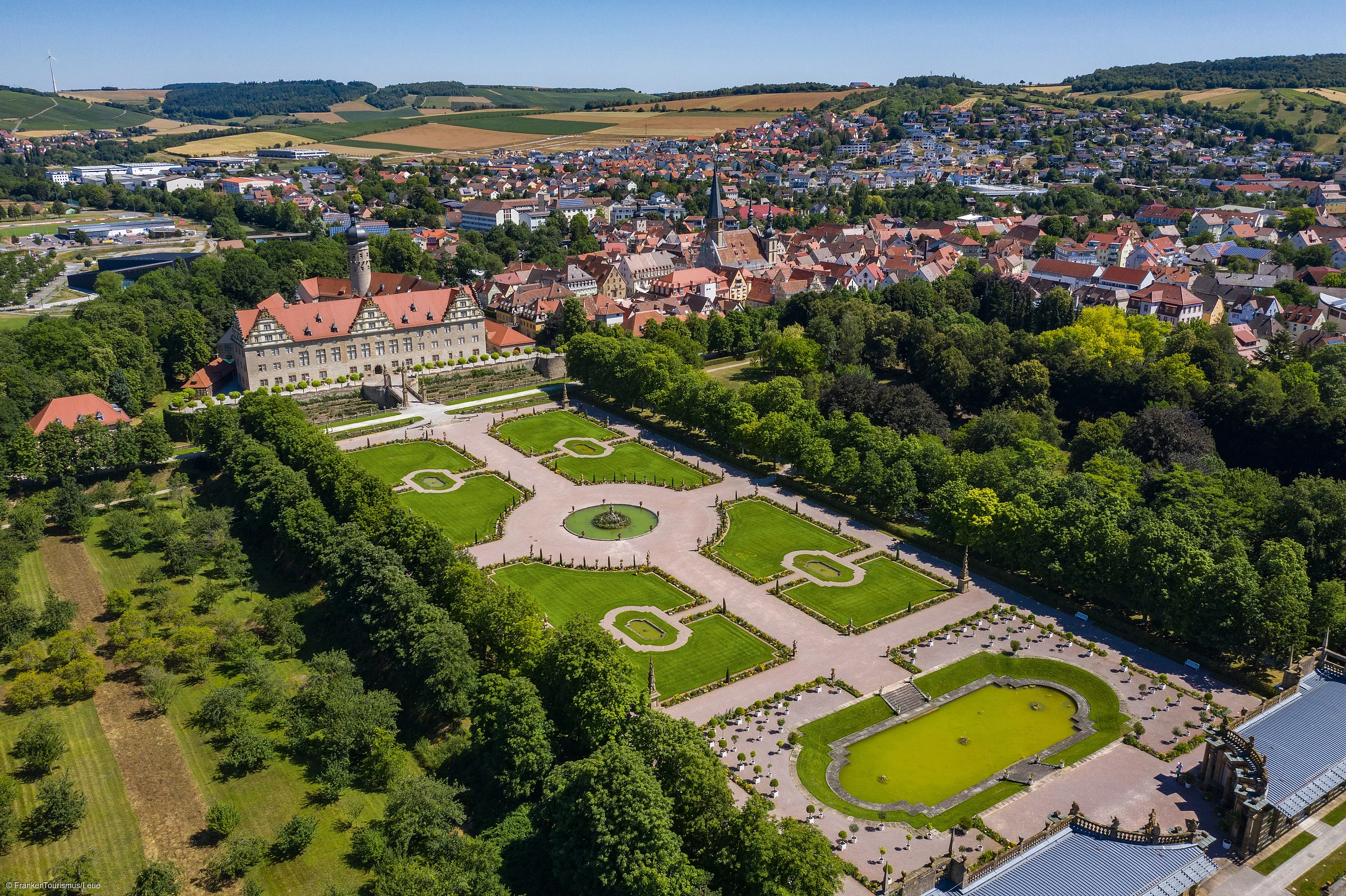 Schloss Weikersheim mit Luftaufnahme Schlossgarten