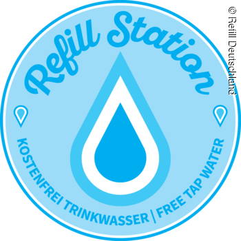 Blaues rundes Logo mit Wassertropfen und Text „Refill Station, kostenfrei Trinkwasser, free tap water“