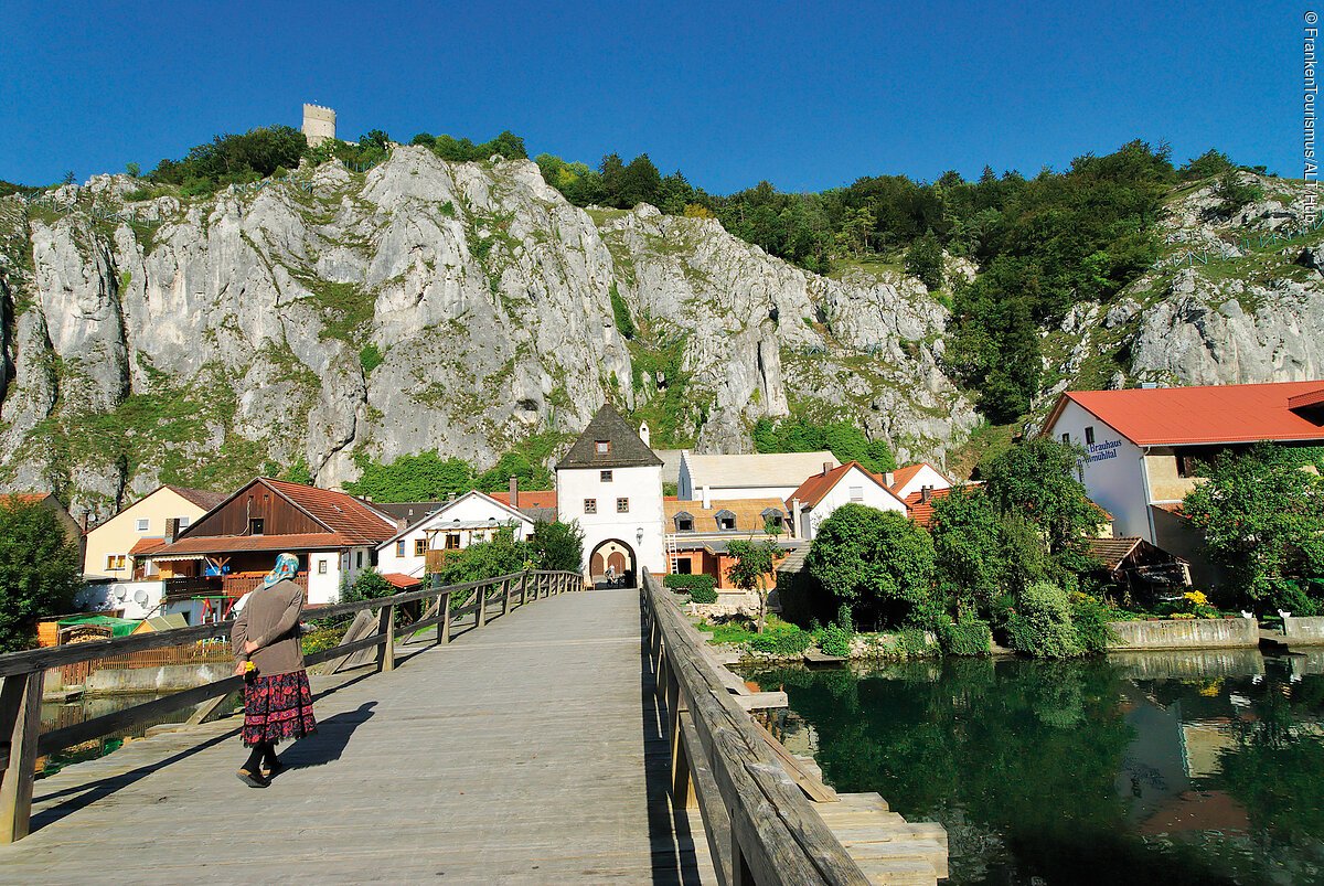 Alte Holzbrücke (Essing, Naturpark Altmühltal) Radler auf der alten Holzbrücke
