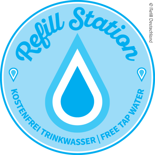 Refill Deutschland Blaues rundes Logo mit Wassertropfen und Text „Refill Station, kostenfrei Trinkwasser, free tap water“