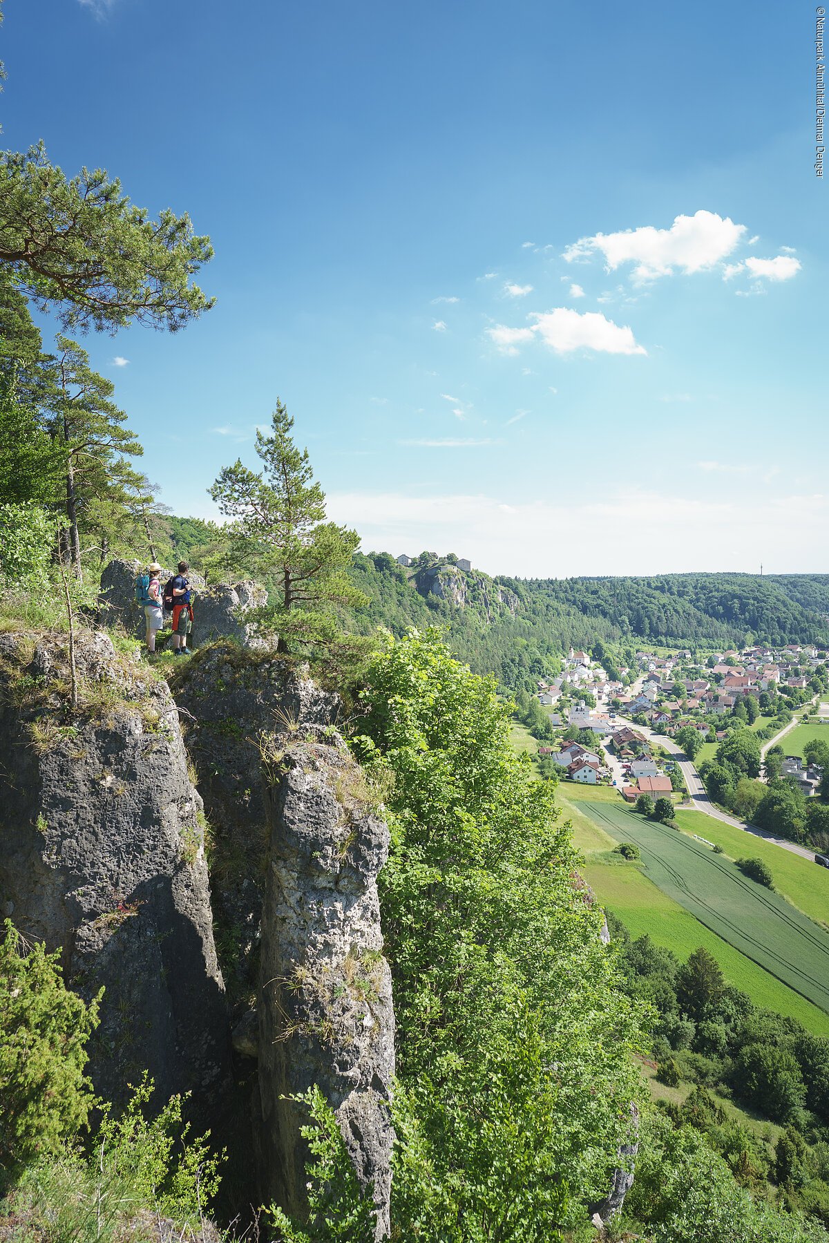 Arnsberger Leite (Kipfenberg, Naturpark Altmühltal) Aussicht von der Felsengruppe Arnsberger Leite auf die Altmühl