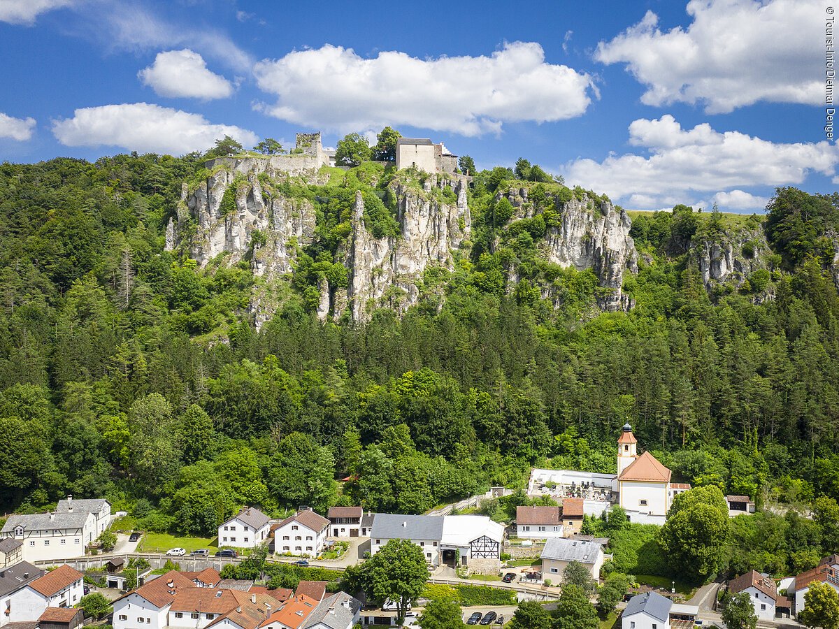 Schloss und Ruine Arnsberg (Kipfenberg, Naturpark Altmühltal) Schloss Arnsberg