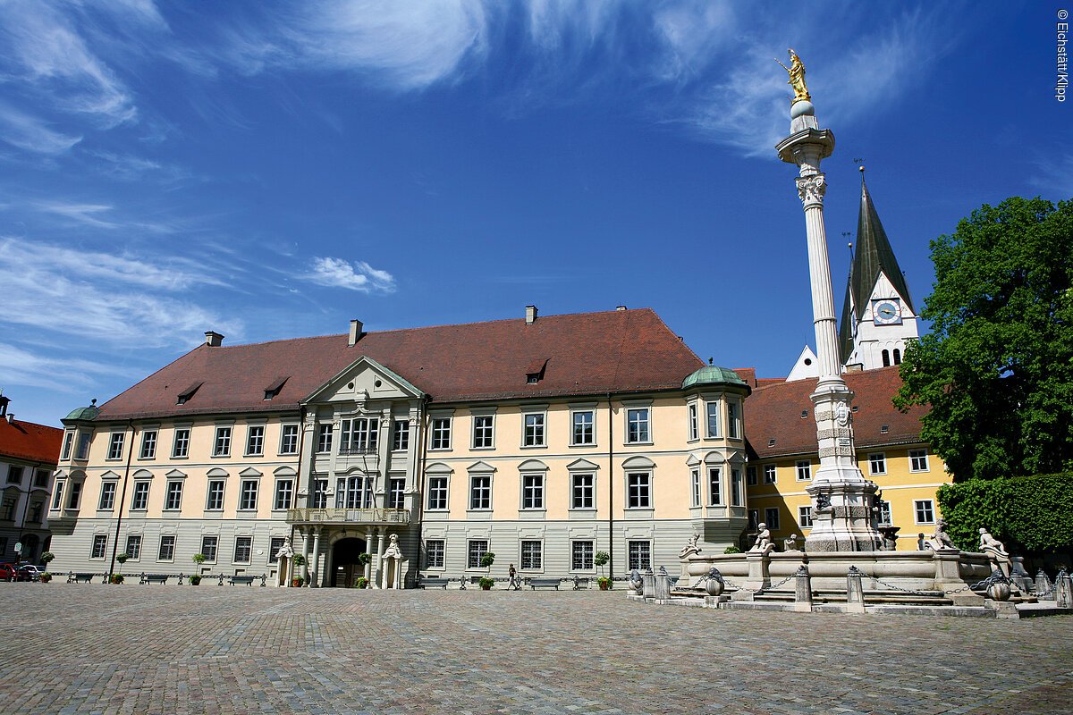 Residenzplatz mit Mariensäule und Domtürmen (Eichstätt, Naturpark Altmühltal) Residenzplatz Eichstätt mit Mariensäule und Domtürmen