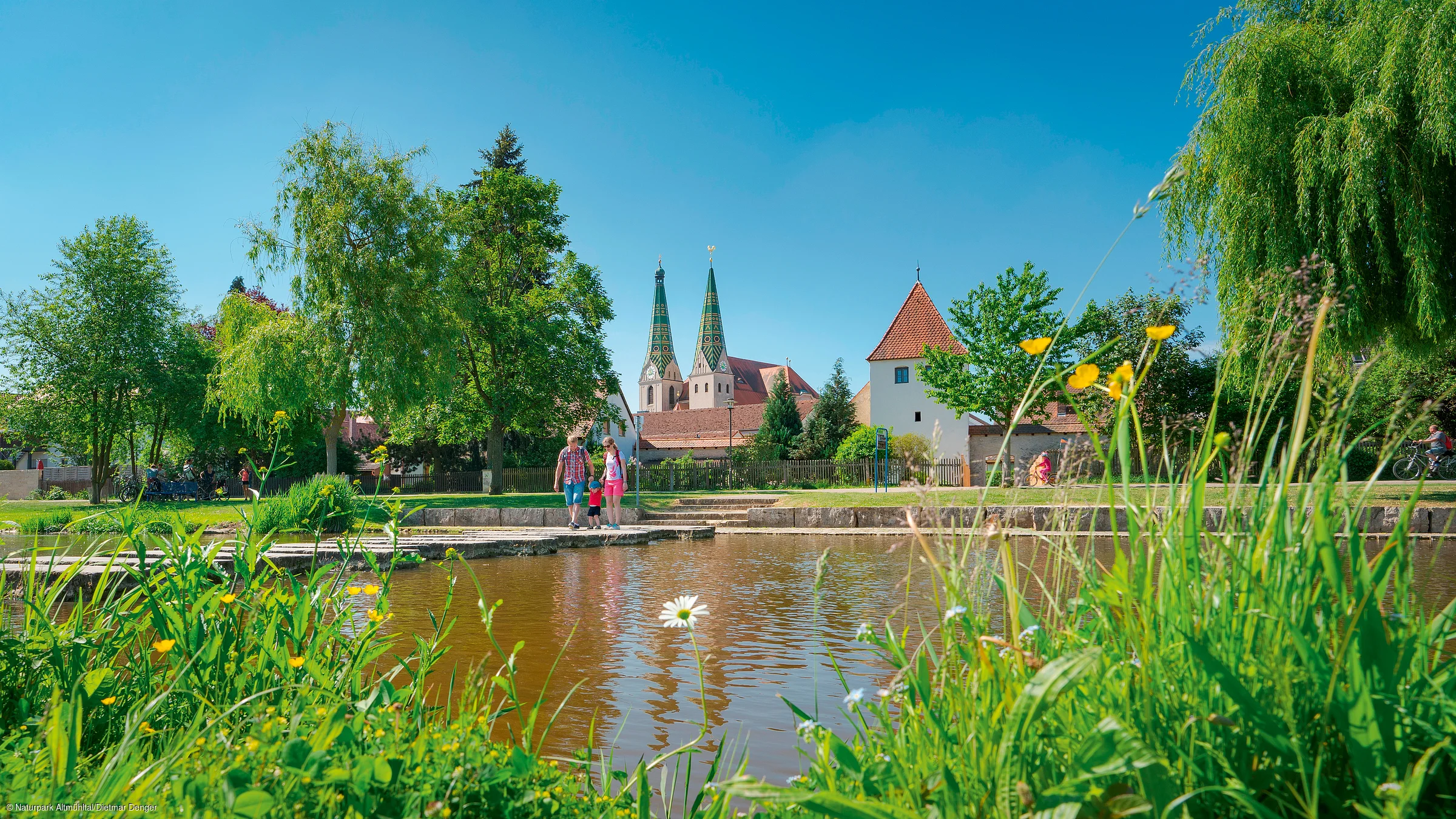 Sulzpark - Familie vor Frauenkirche