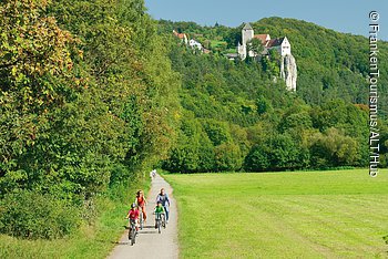 Radler vor Burg Prunn (Riedenburg, Naturpark Altmühltal)