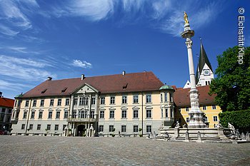 Residenzplatz mit Mariensäule und Domtürmen (Eichstätt, Naturpark Altmühltal) Residenzplatz Eichstätt mit Mariensäule und Domtürmen
