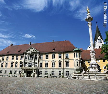 Residenzplatz mit Mariensäule und Domtürmen (Eichstätt, Naturpark Altmühltal)